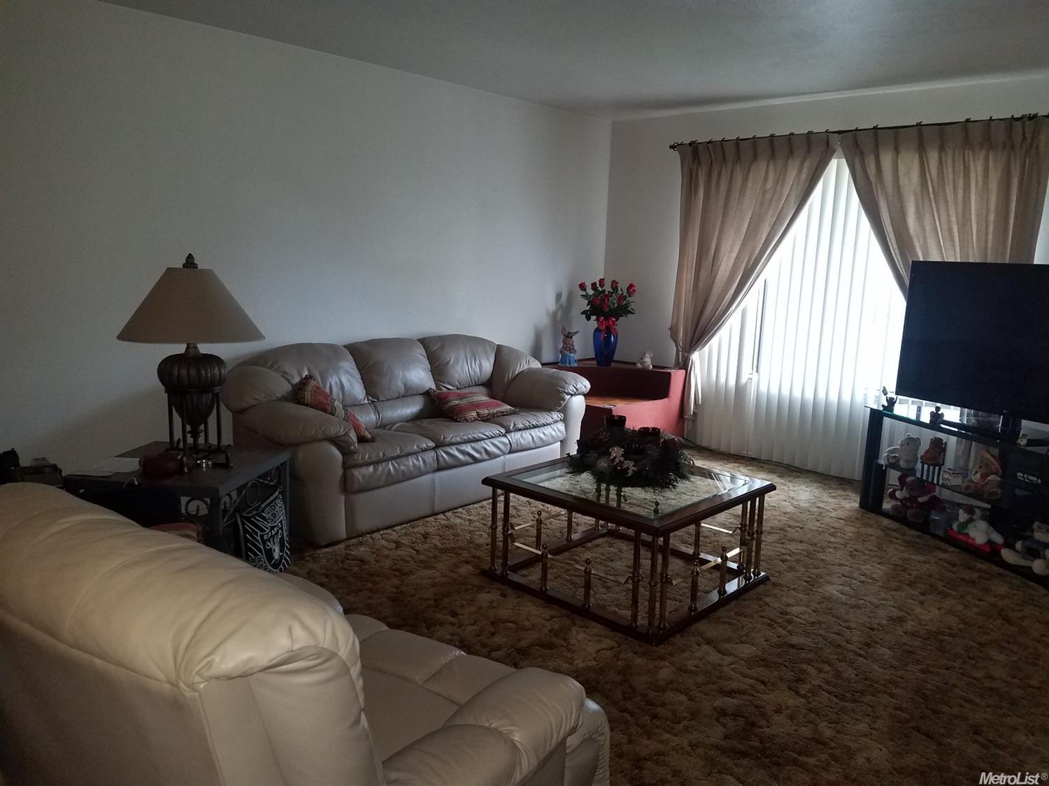2715 Twin Lakes Ct