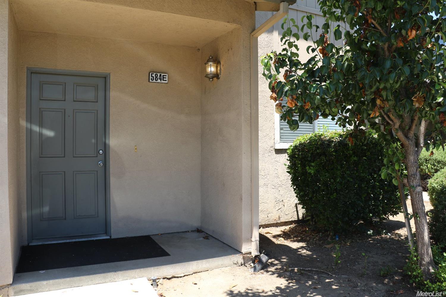 For Sale: 584 Pirinen Ln #E Modesto, CA 95354