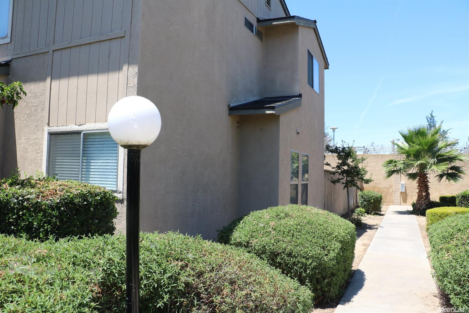 For Sale: 584 Pirinen Ln #E Modesto, CA 95354