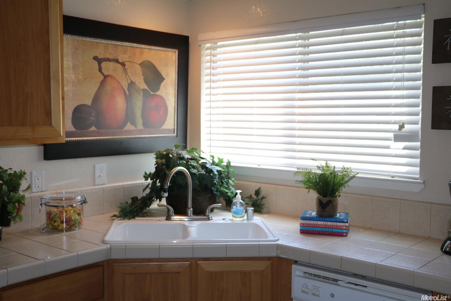 For Sale: 584 Pirinen Ln #E Modesto, CA 95354