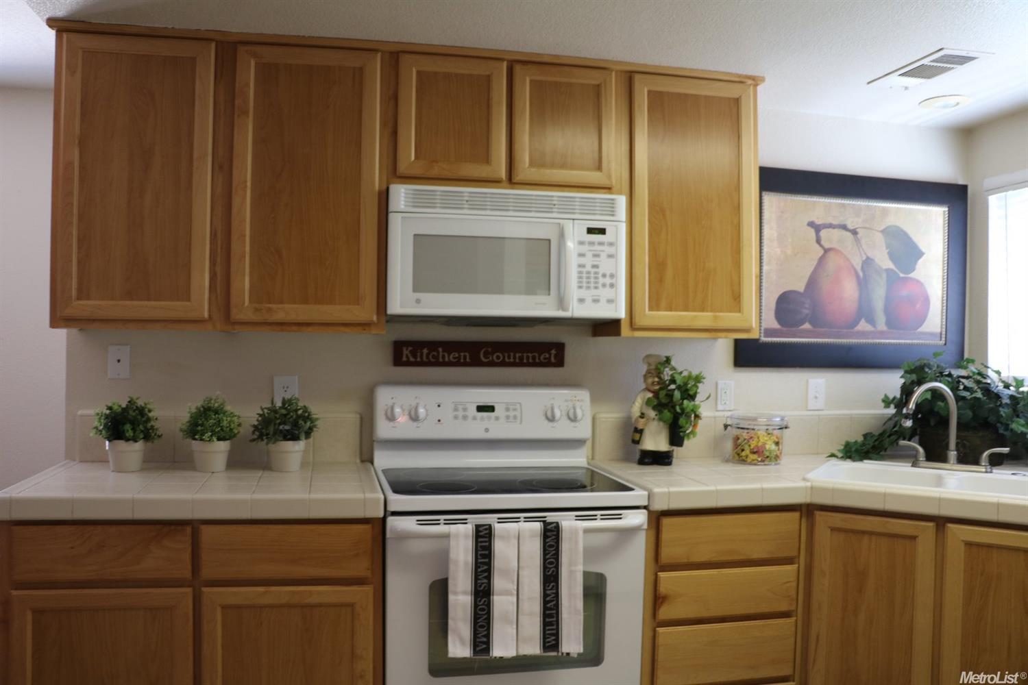 For Sale: 584 Pirinen Ln #E Modesto, CA 95354