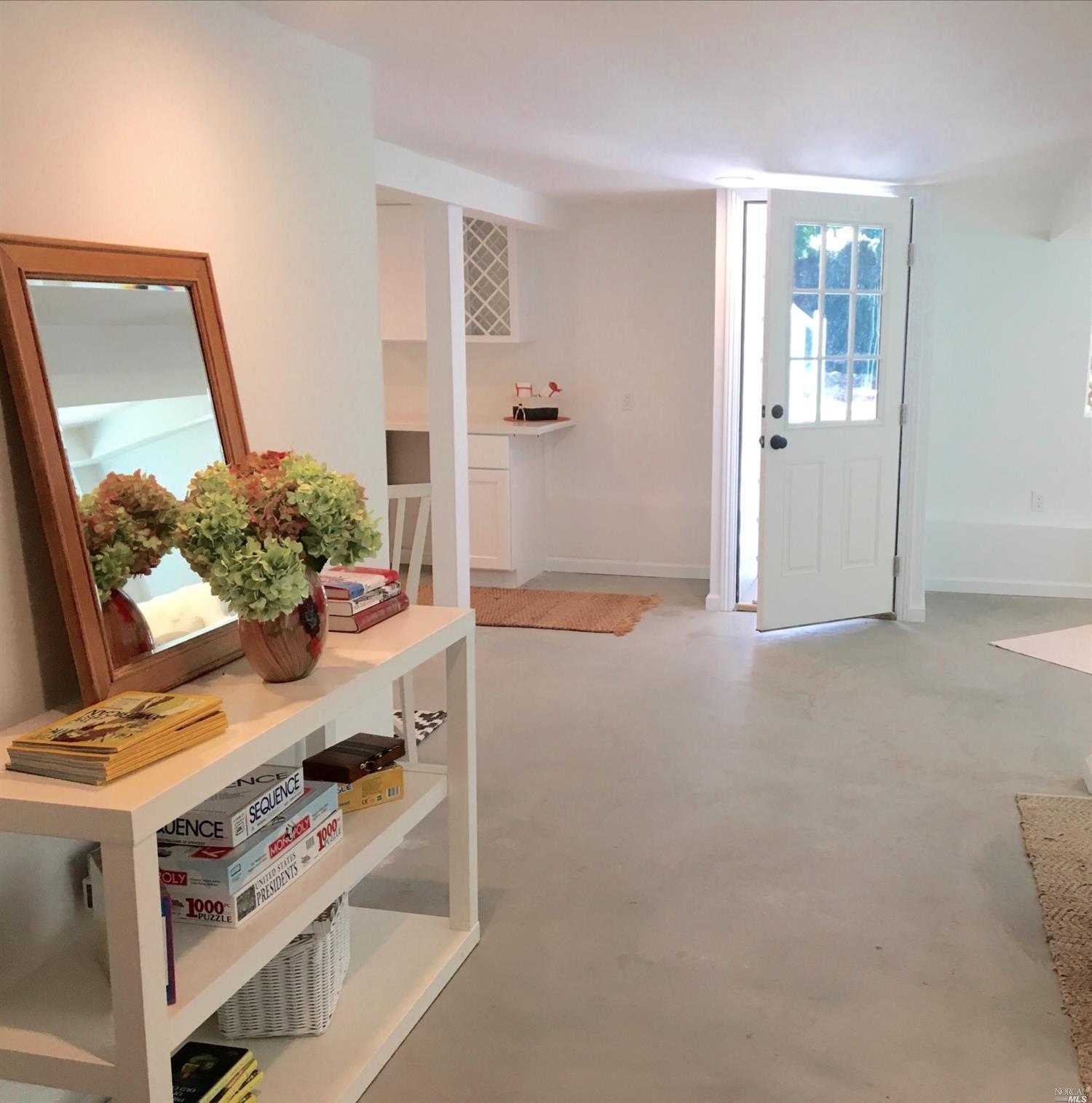 300 W 8th St