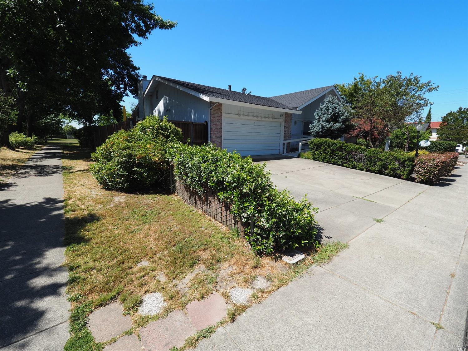 For Sale: 5695 Carriage Ln Santa Rosa, CA 95403
