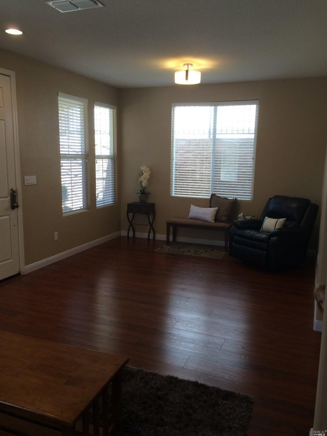 For Sale: 1128 Amber Ridge Ln Vacaville, CA 95687