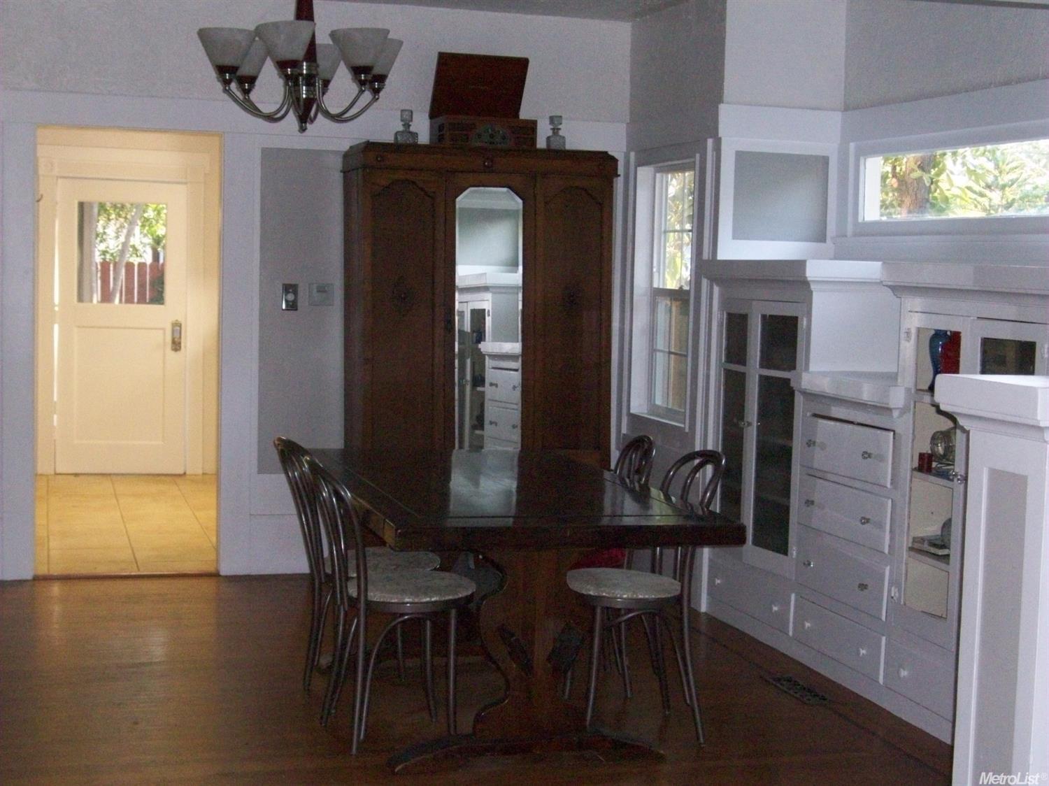 3242 Serra Way