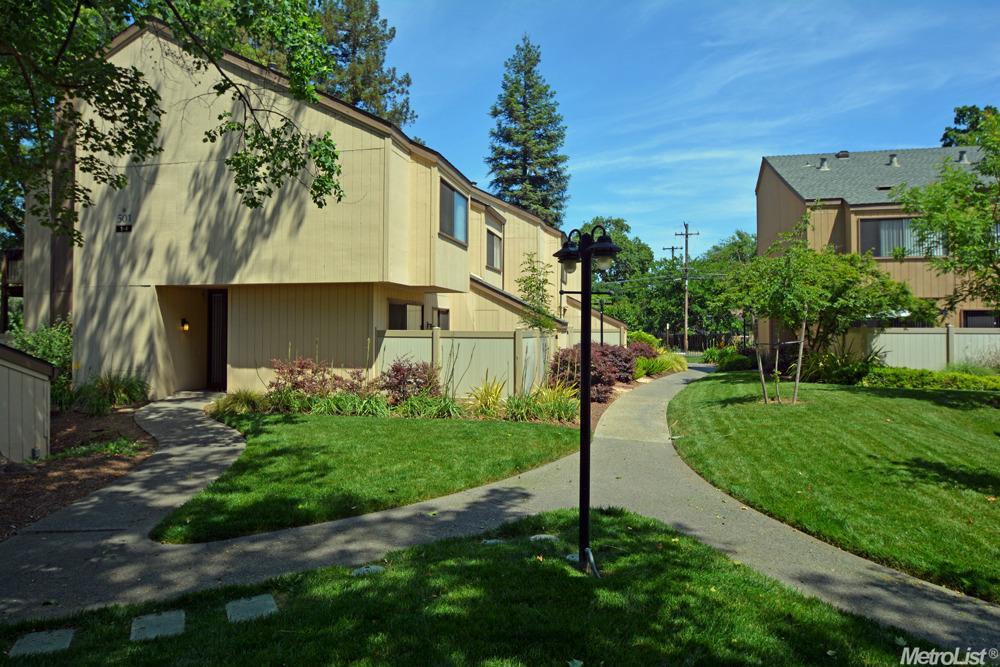 For Sale: 501 Woodside Oaks #APT 4 Sacramento, CA 95825