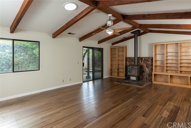 8 Greenwood Ln