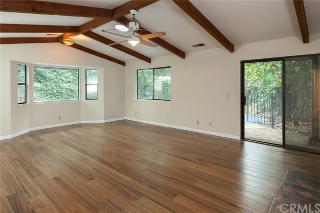 8 Greenwood Ln