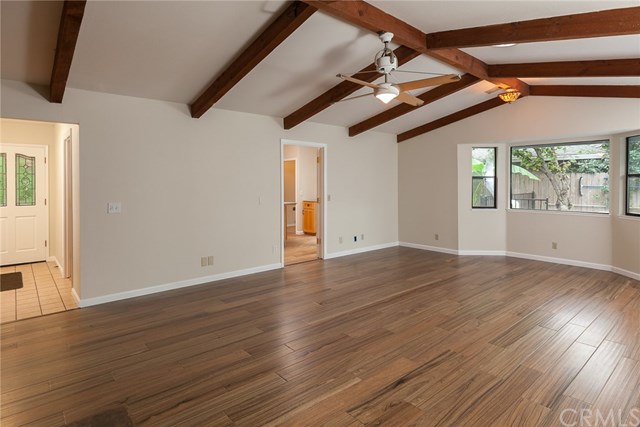 8 Greenwood Ln
