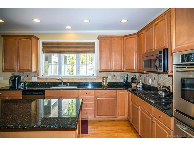 10 Ellsworth Ln, Canton CT 06019