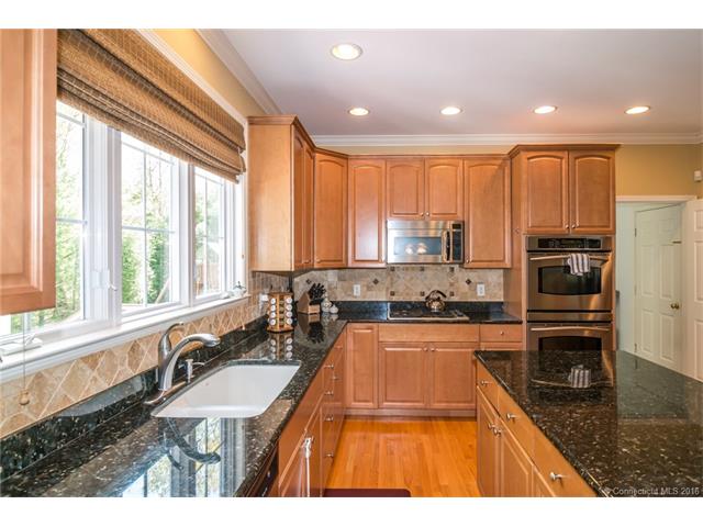 10 Ellsworth Ln, Canton CT 06019