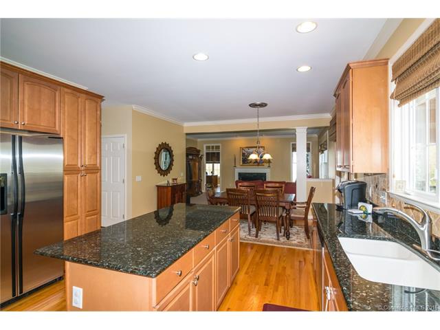 10 Ellsworth Ln, Canton CT 06019