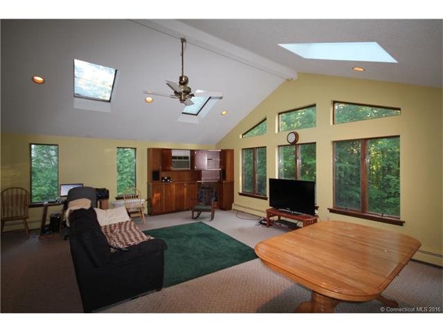For Sale: 17 Jamestown Ct Glastonbury, CT 06033