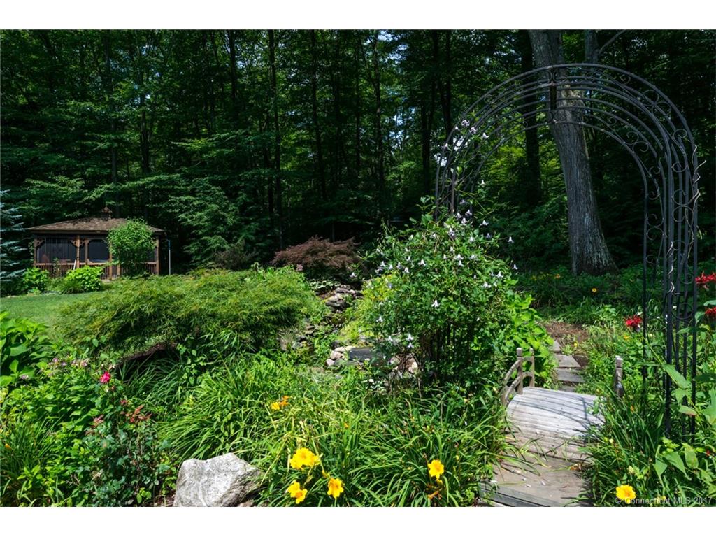 6 Eastview Dr