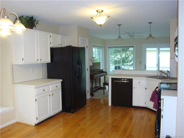 8 Stratton Forest Way #APT 8, Simsbury CT 06070