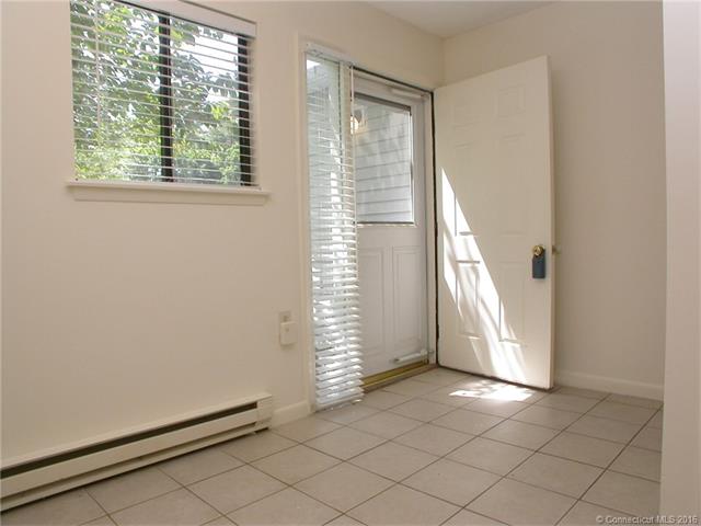 For Sale: 32 Knoll Ln #APT 32 Weatogue, CT 06089