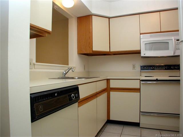 For Sale: 32 Knoll Ln #APT 32 Weatogue, CT 06089