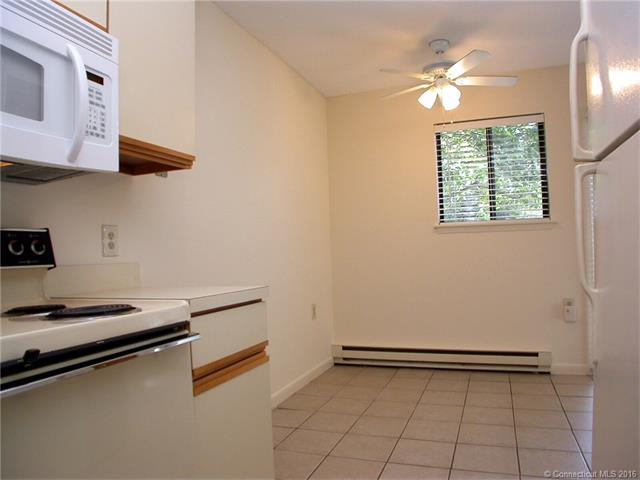 For Sale: 32 Knoll Ln #APT 32 Weatogue, CT 06089