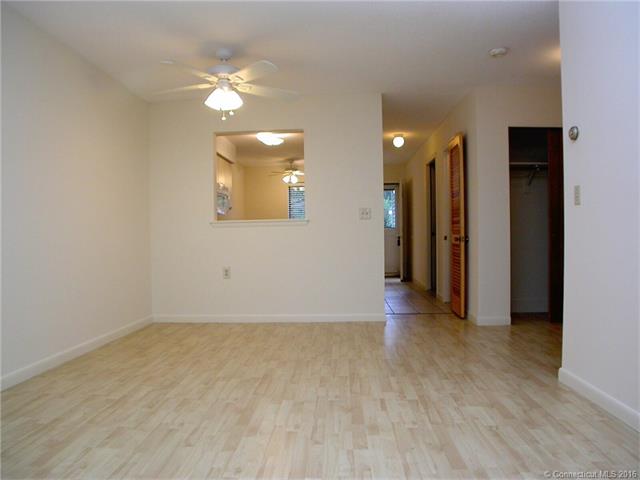 For Sale: 32 Knoll Ln #APT 32 Weatogue, CT 06089