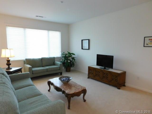 For Sale: 1 King Philip Dr #207 West Hartford, CT 06117