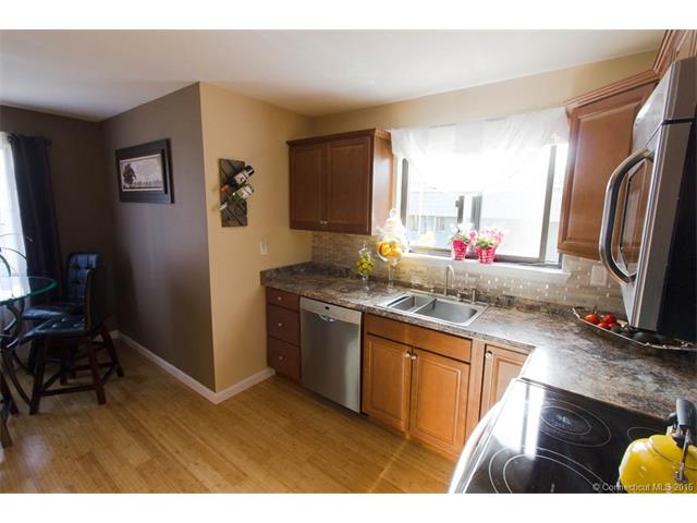 15 Hawthorn Ct #APT 57A, Cromwell CT 06416
