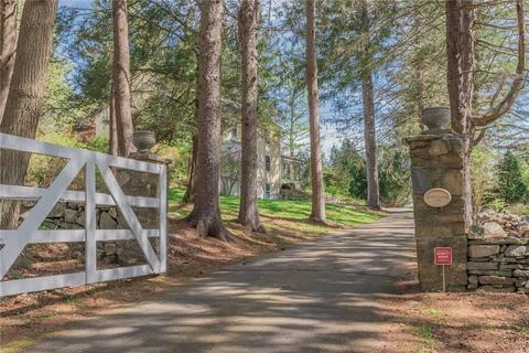 138 Brush Hill Rd