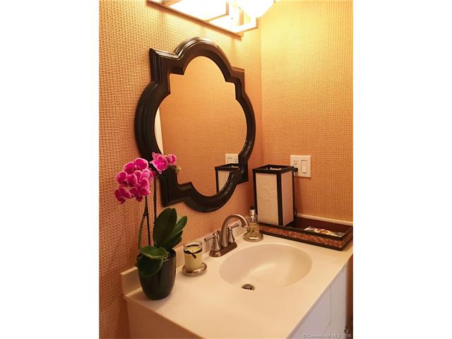 8 Cambridge Dr #8
