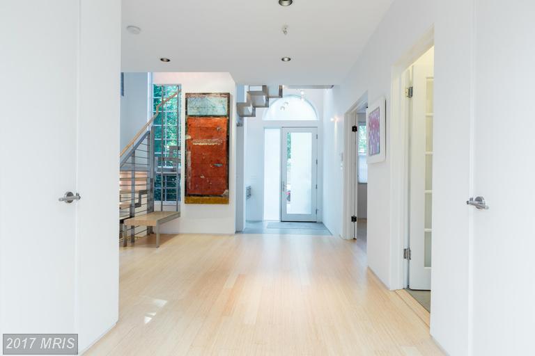 102 Oxford St