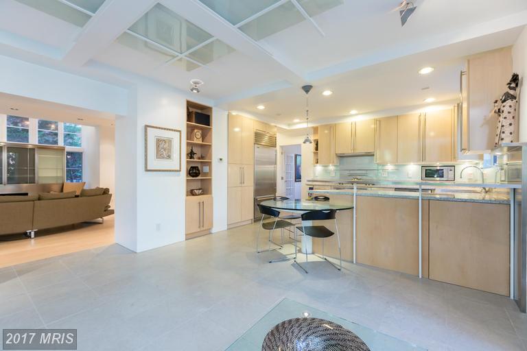 102 Oxford St
