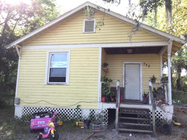 752 Ashford St