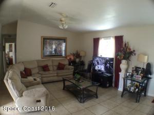 1042 Cabot Dr NE