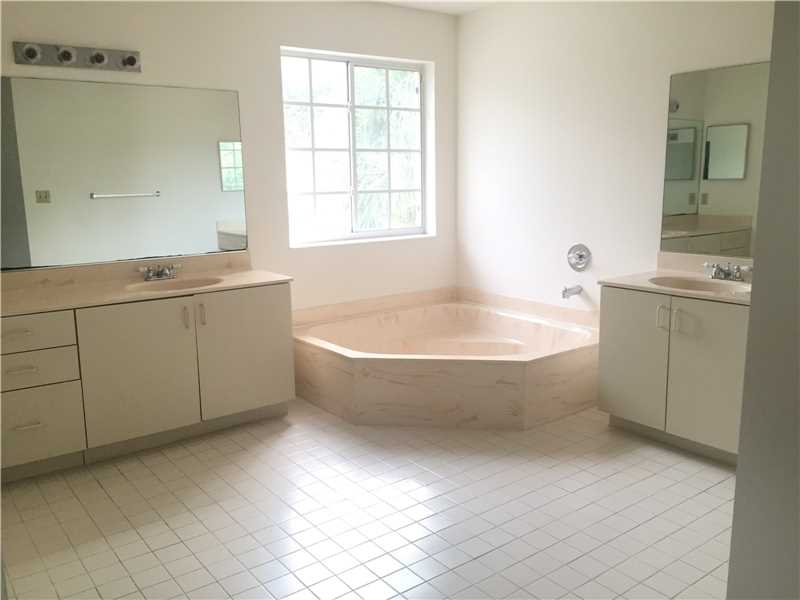 8847 NW 188th Ter