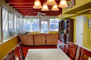 3305 Riviera Dr