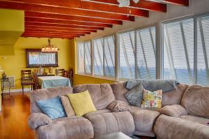 3305 Riviera Dr