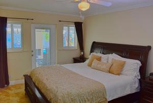 3305 Riviera Dr