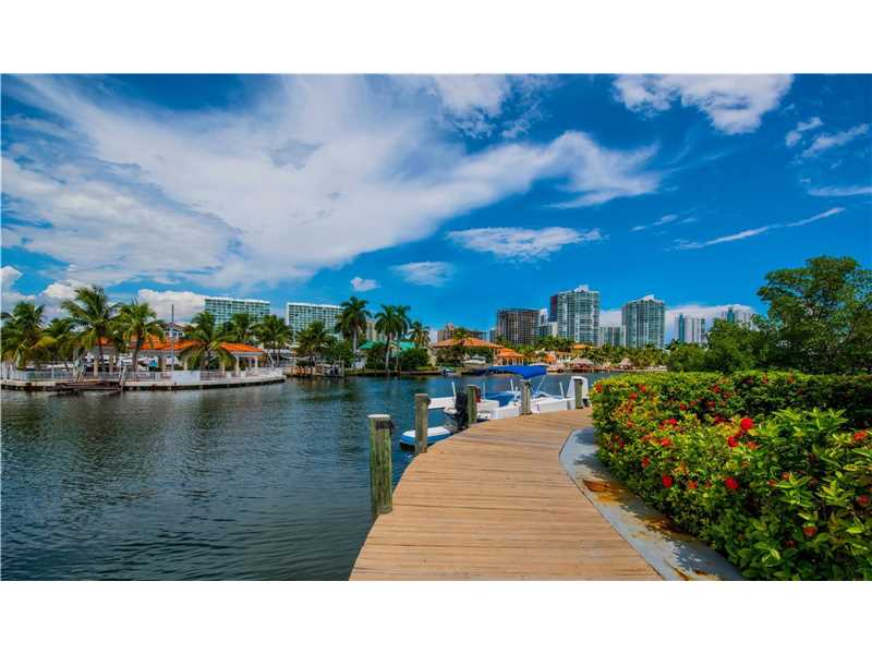 439 Poinciana Dr