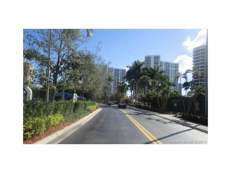 3600 Mystic Pointe Dr #908