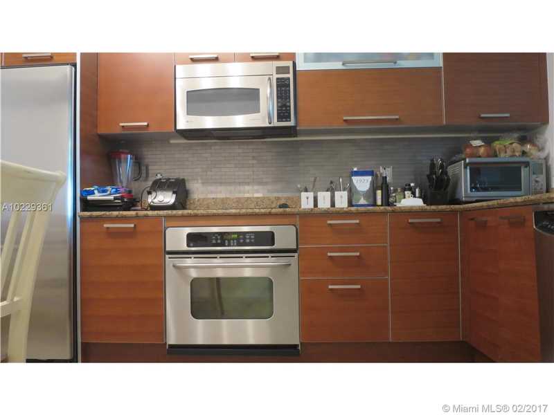 3340 NE 190th St #805