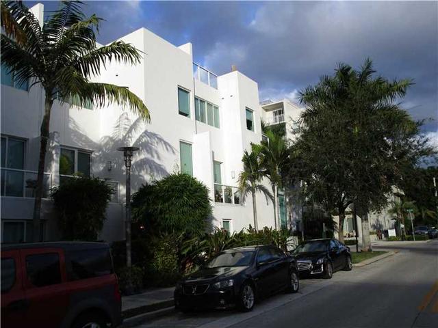 323 NE 7th St #323