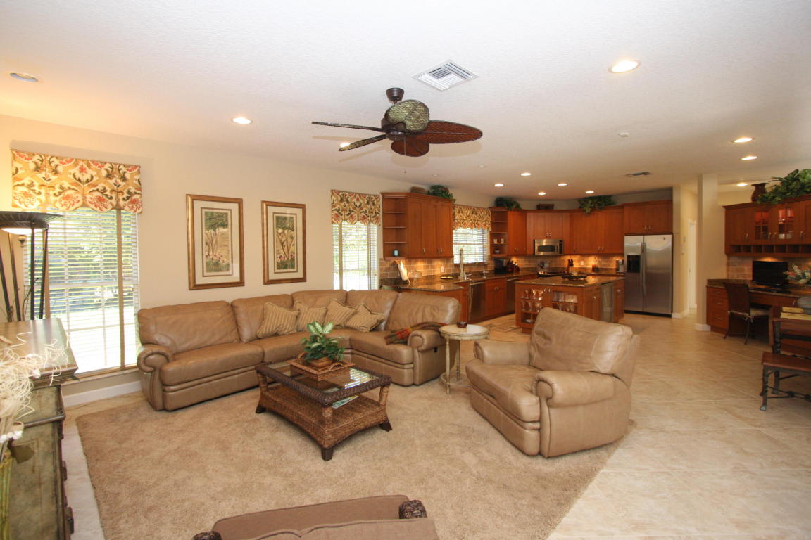 2650 Lake Shore Dr #206