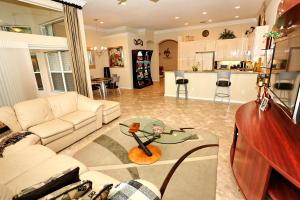 7076 Huntington Ln #803
