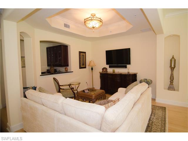 8074 Players Cove Dr 102 #APT 102, Naples FL 34113
