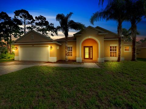 1910 SW Exeter Ct