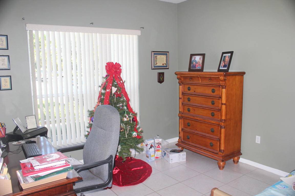 252 SW Lake Forest Way