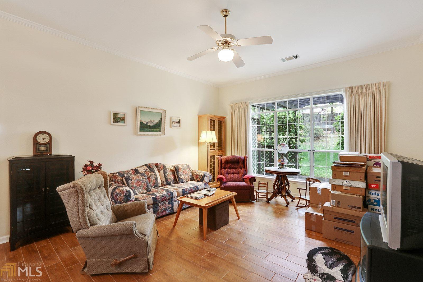 1098 Colony Dr
