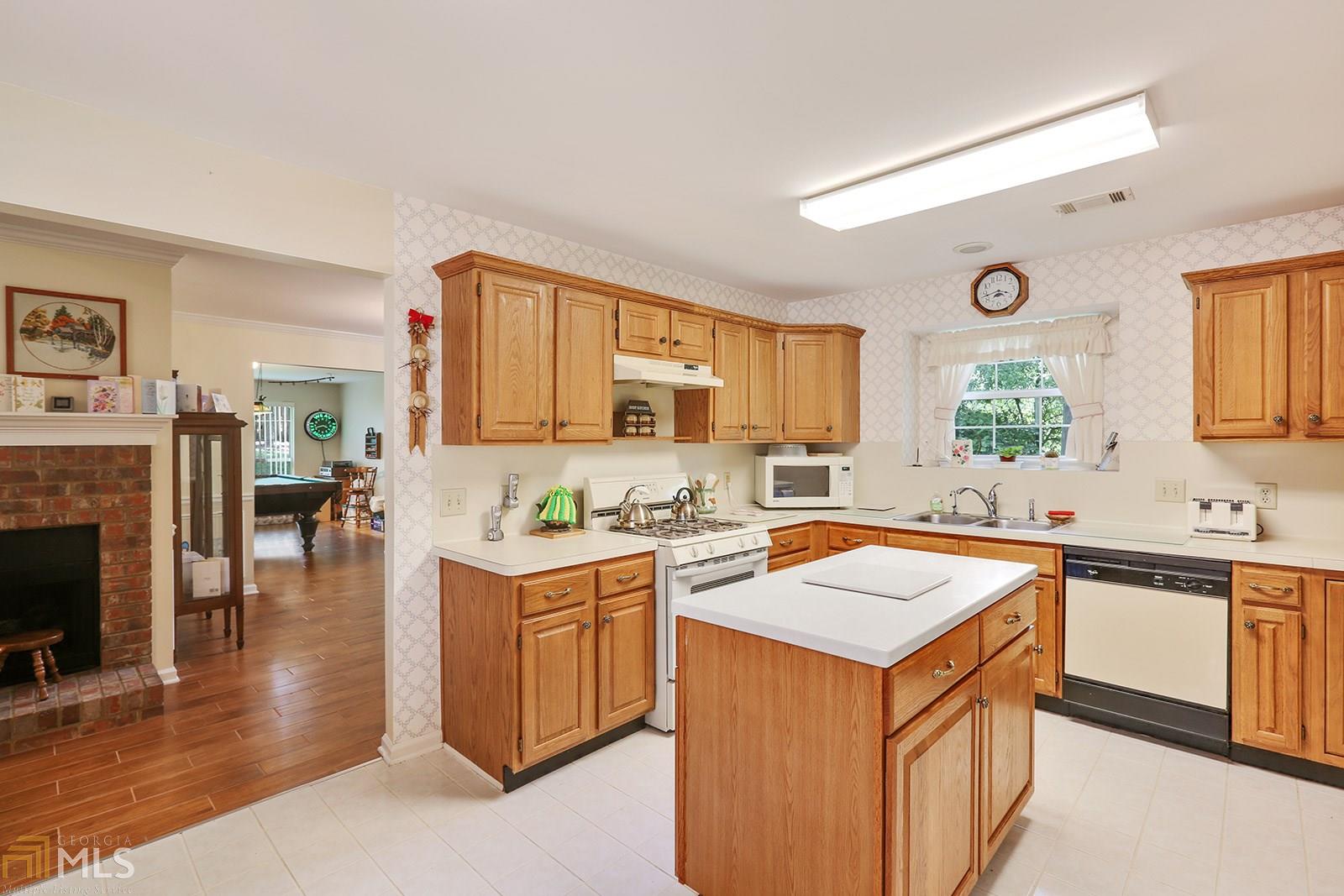 1098 Colony Dr