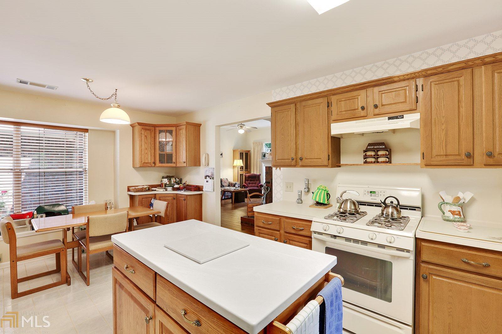 1098 Colony Dr