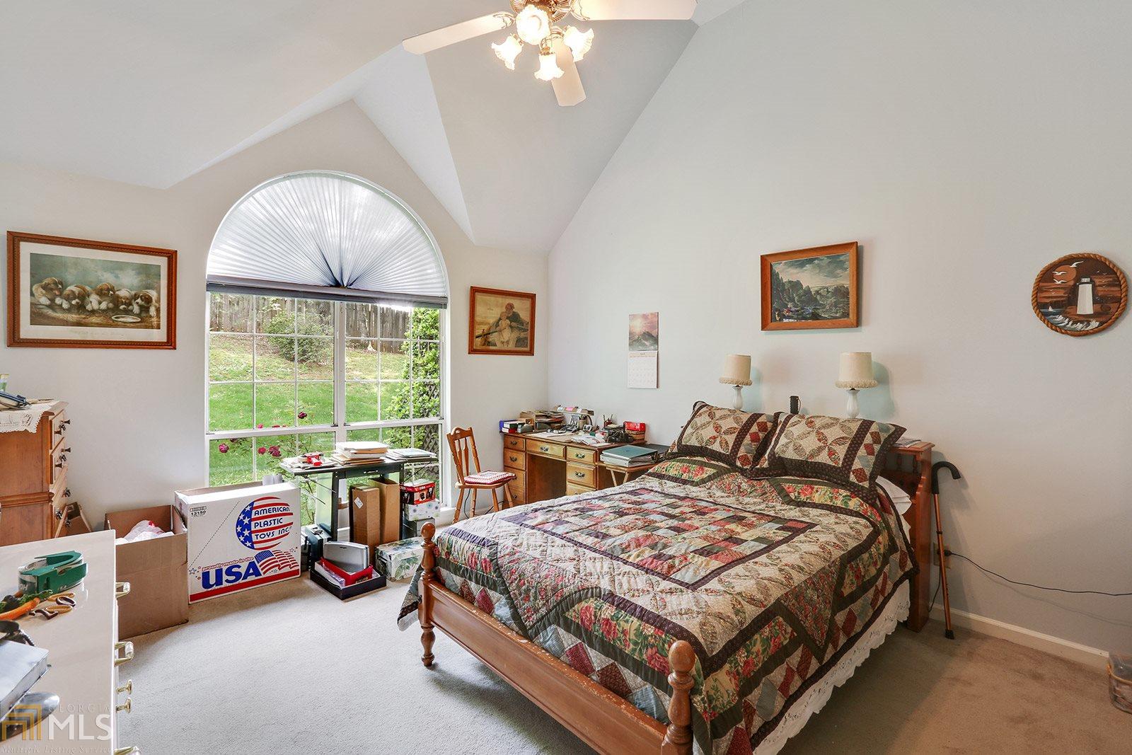 1098 Colony Dr