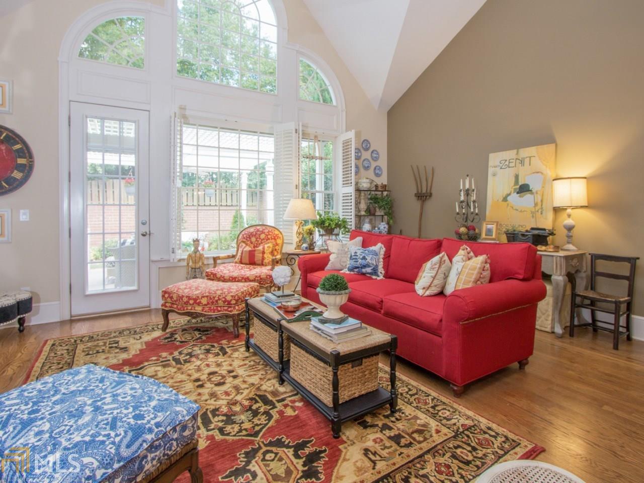 2437 Loxford Ln