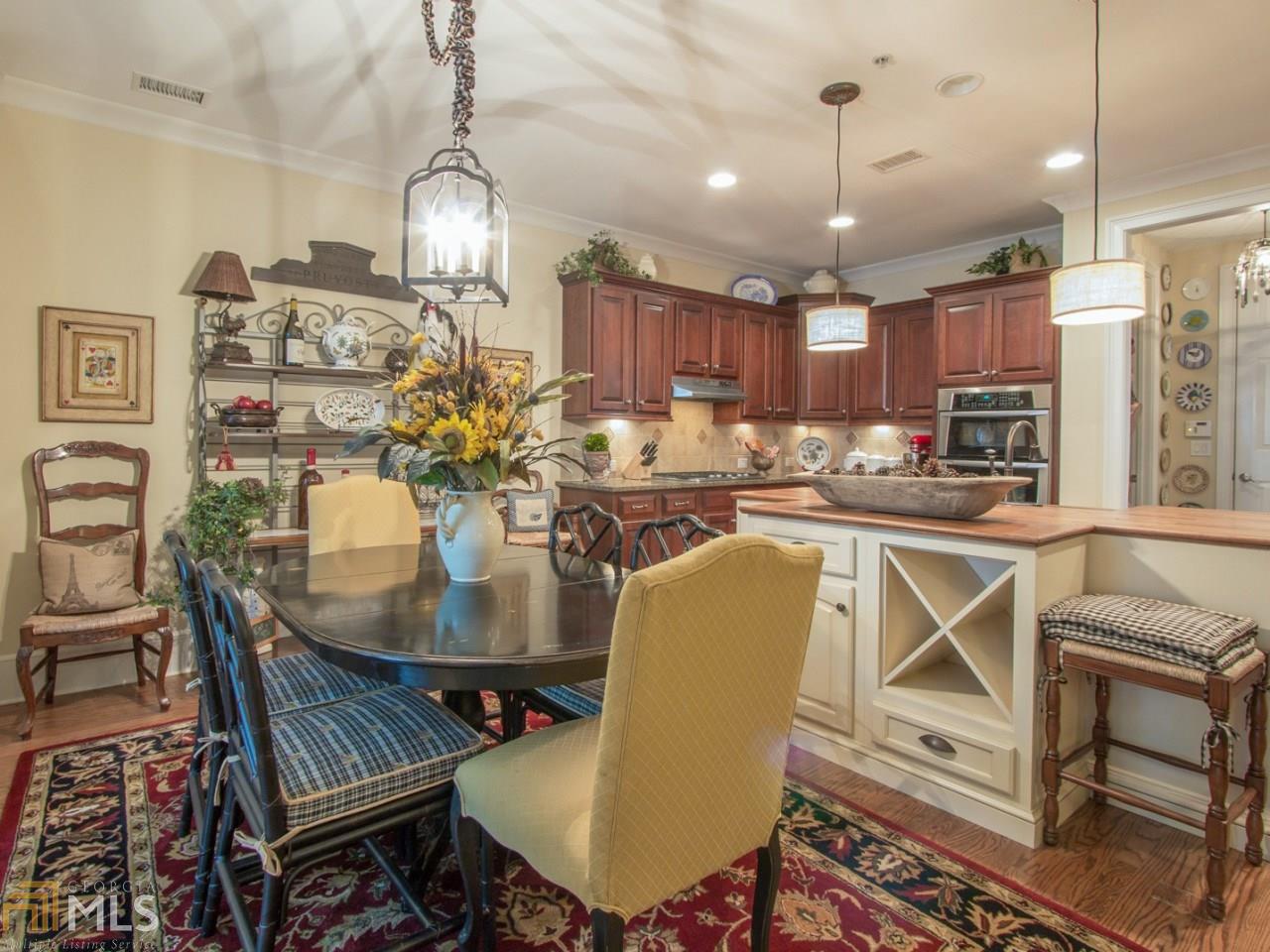 2437 Loxford Ln